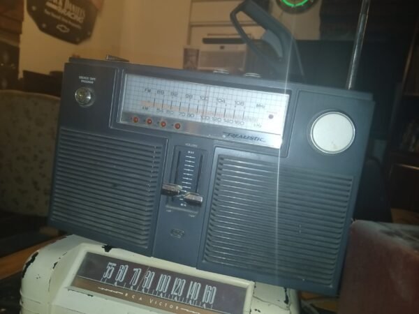 Realistic Concertmate 8 AM FM Radio - Image 2