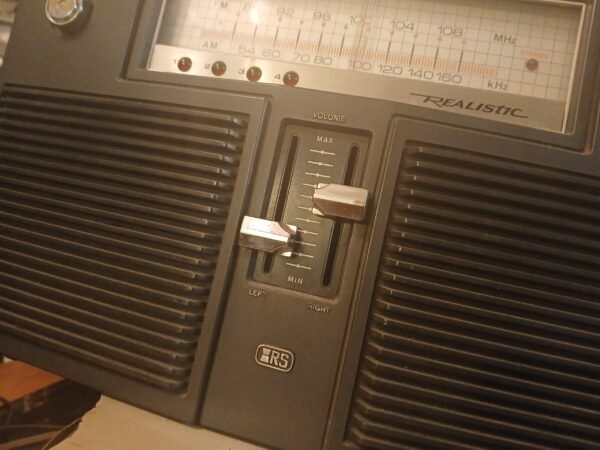 Realistic Concertmate 8 AM FM Radio - Image 4