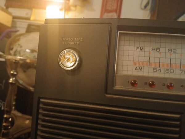 Realistic Concertmate 8 AM FM Radio - Image 5