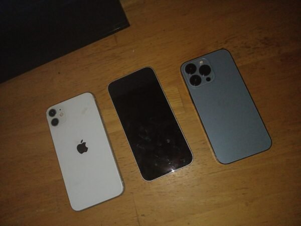 Working iPhones + Parts - Image 4