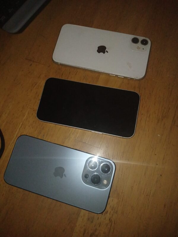 Working iPhones + Parts - Image 3